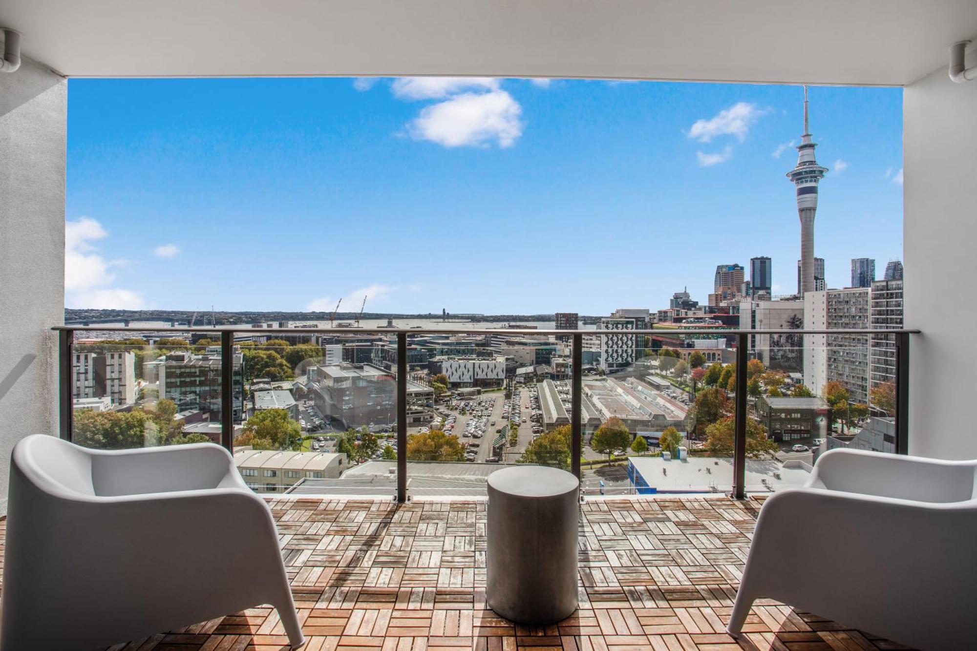 Skyline Serenade Apt With Skycity View And Parking Оукланд Екстериор снимка